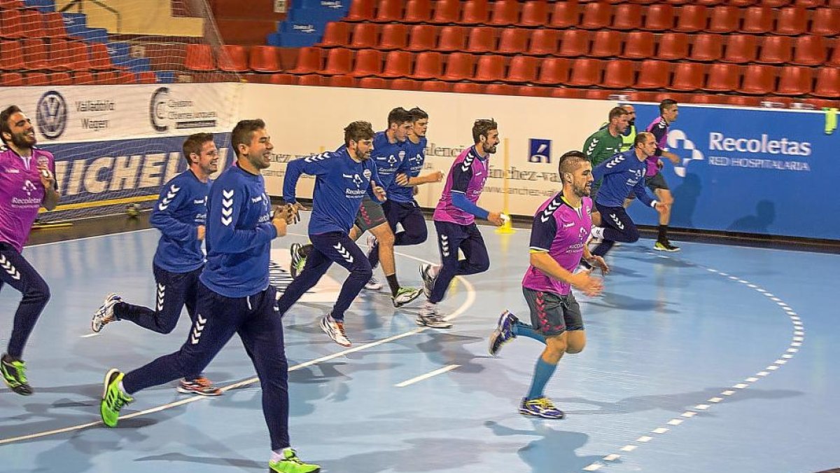La plantilla del Recoletas Atlético Valladolid, ayr en el reinicio de los entrenamientos.-MIGUEL ÁNGEL SANTOS