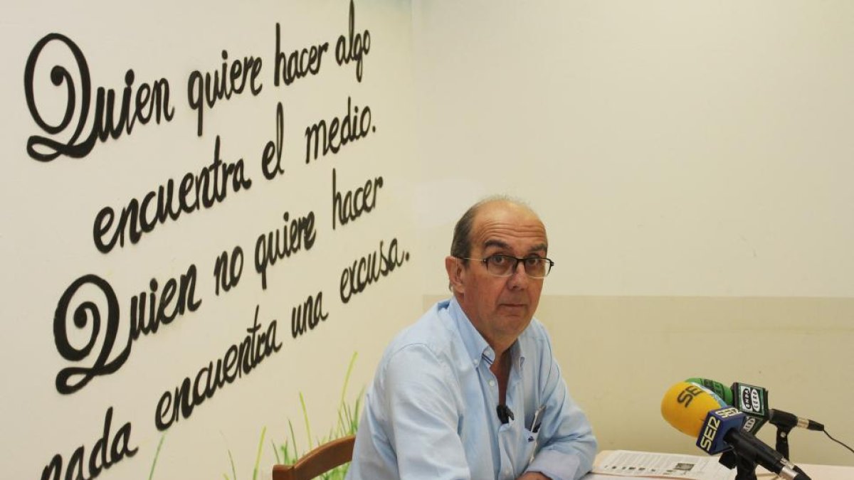 El promotor del Comedor Social de Palencia 'Siempre Contentos', Pepe Calderón, anuncia el cierre definitivo del servicio en rueda de prensa-ICAL