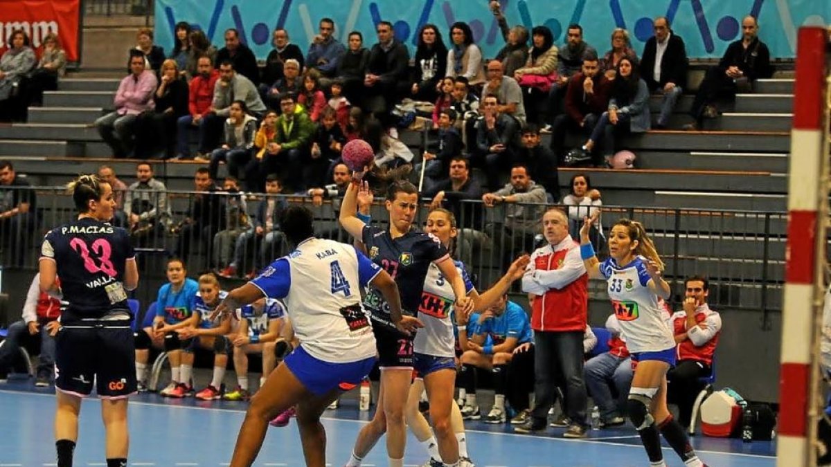 Silvia, máxima goleadora del Aula Valladolid, se dispone a lanzar ante la defensa del Granollers.-VALENTÍN G. GARIBAY