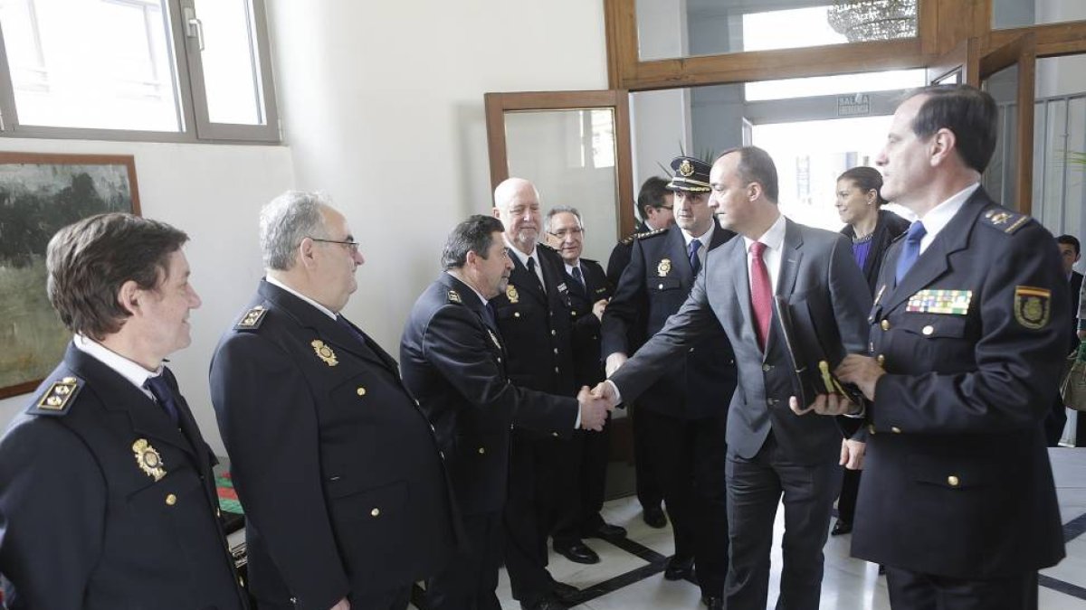 El secretario de Estado de Seguridad, Francisco Martínez, y la subdelegada del Gobierno en Zamora, Clara San Damián, visitan la Comisaría de la Policía en Zamora-Ical