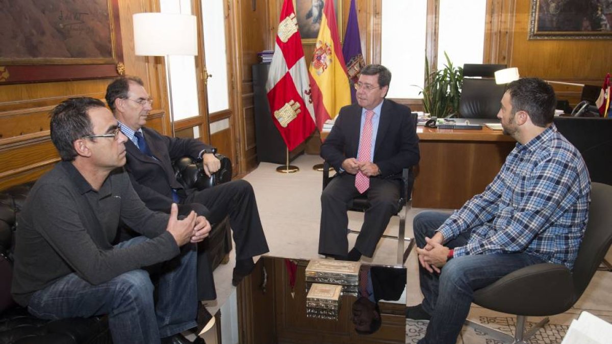 El presidente de la Diputación, César Rico, recibe en su despacho a representantes de FAE, CCOO Y UGT, para tratar el tema de la mesa de diálogo social.-ICAL
