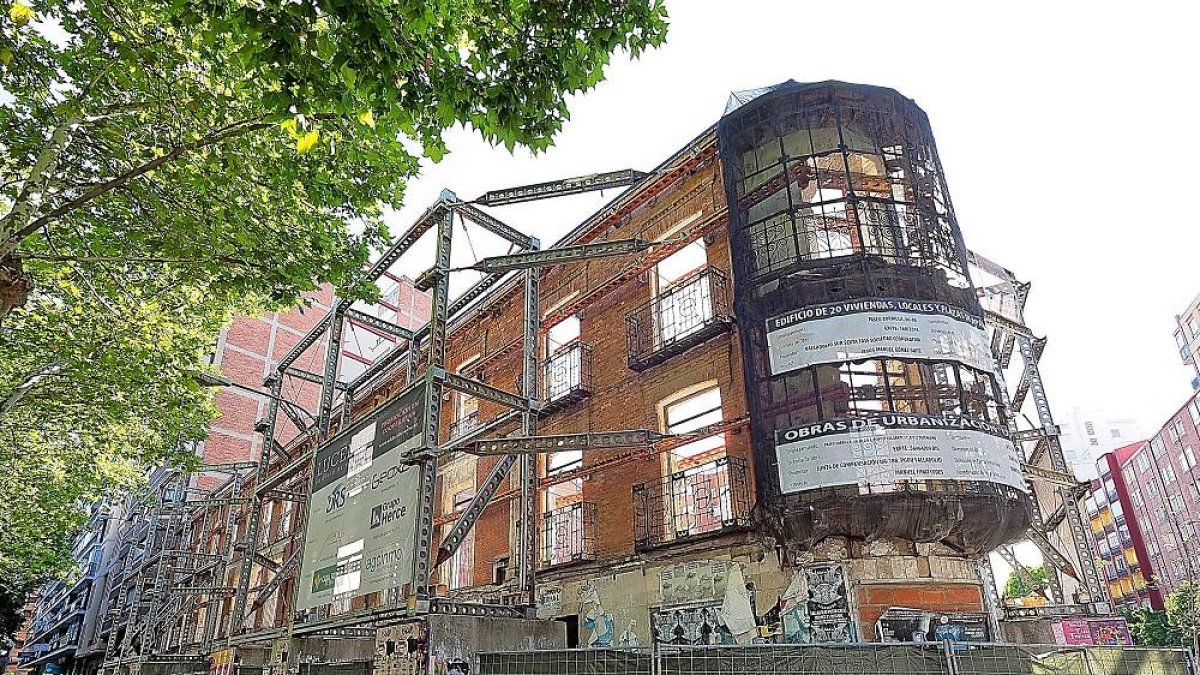 Estado de las obras del edificio del Lucense, en las que se ha otorgado una licencia para 20 viviendas.-PABLO REQUEJO/ PHOTOGENIC