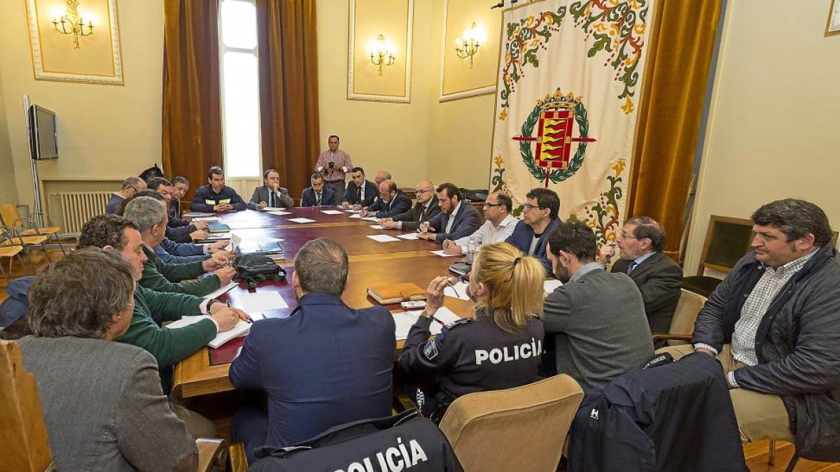 Asistentes a la Junta Local de Seguridad, presidida por el alcalde, que se celebró ayer en el Ayuntamiento.-MIGUEL ÁNGEL SANTOS