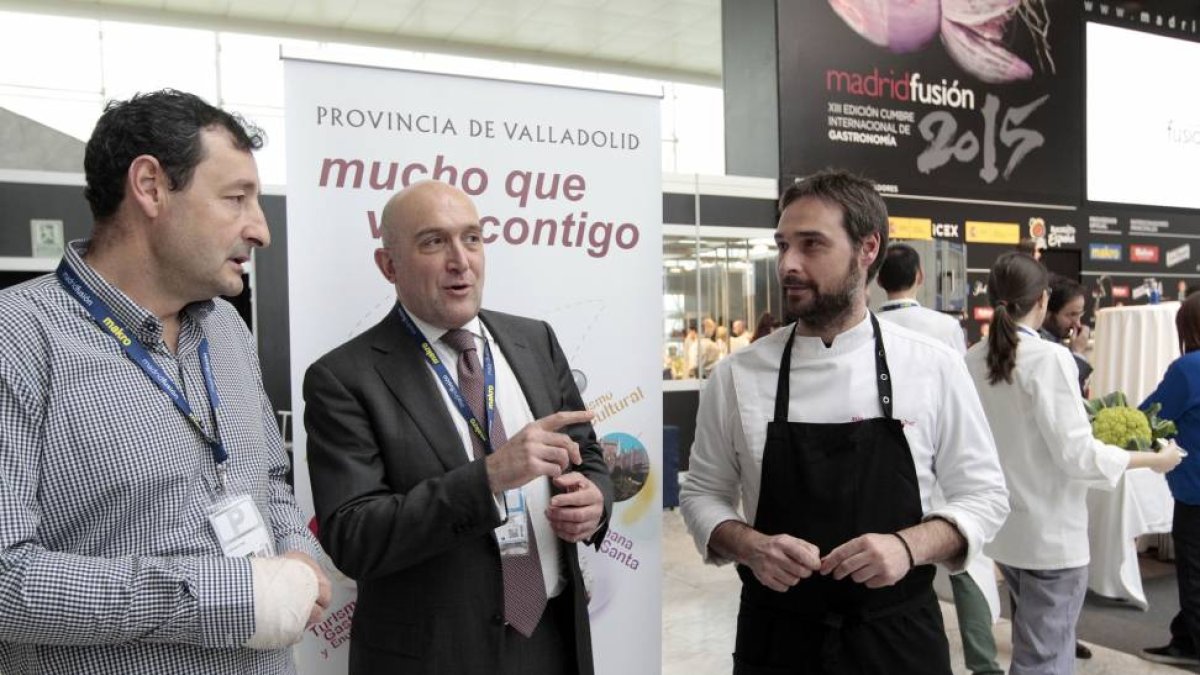 El presidente de la diputación de Valladolid, Julio Carnero junto al cocinero, Miguel Ángel de la Cruz (La Botica- Matapozuelos) y Luis San José en Madrid fusión-Ical