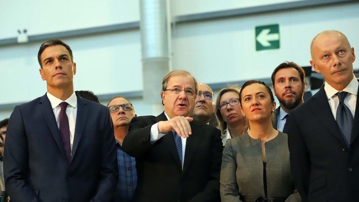 El presidente del Gobierno, Pedro Sánchez; el presidente de la Junta de Castilla y León, Juan Vicente Herrera, y la delegada de Gobierno, Virginia Barcones, en las nuevas instalaciones de inyección de aluminio de Renault en Valladolid.-ICAL