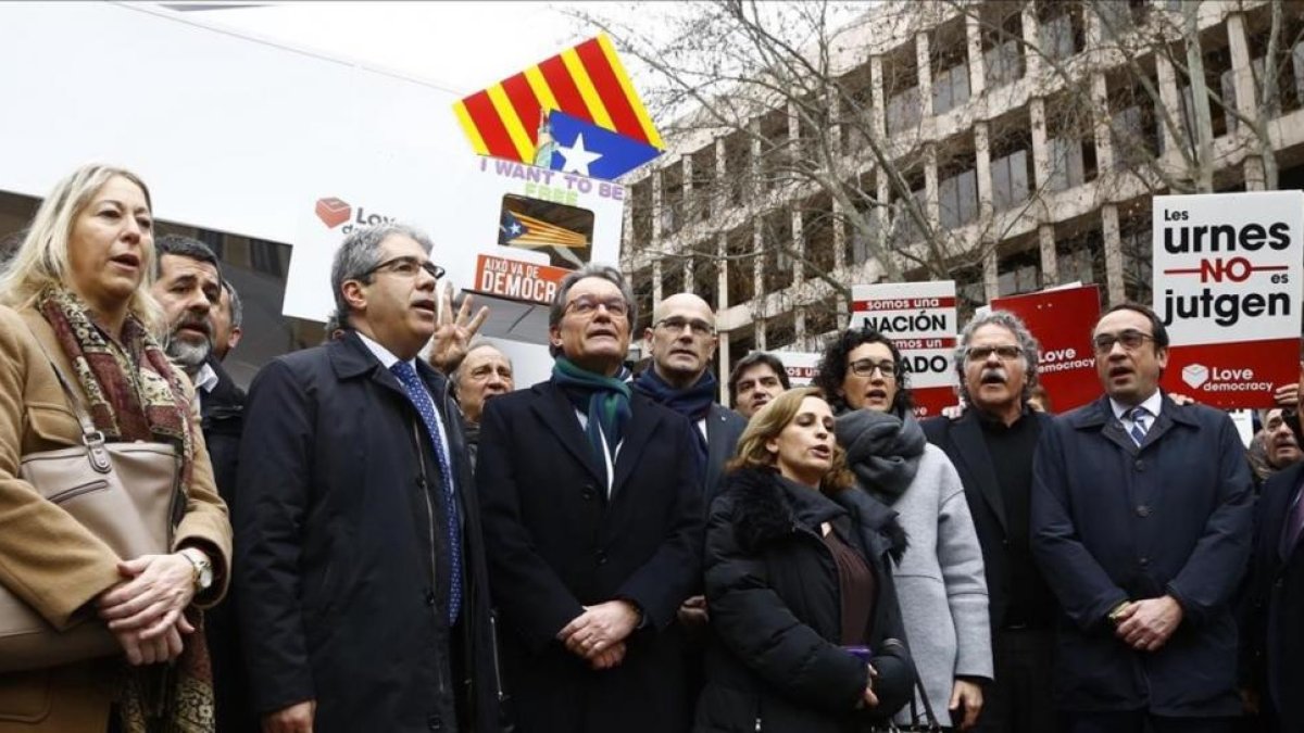 La comitiva de apoyo a Homs, este lunes en Madrid.-AGUSTÍN CATALÁN