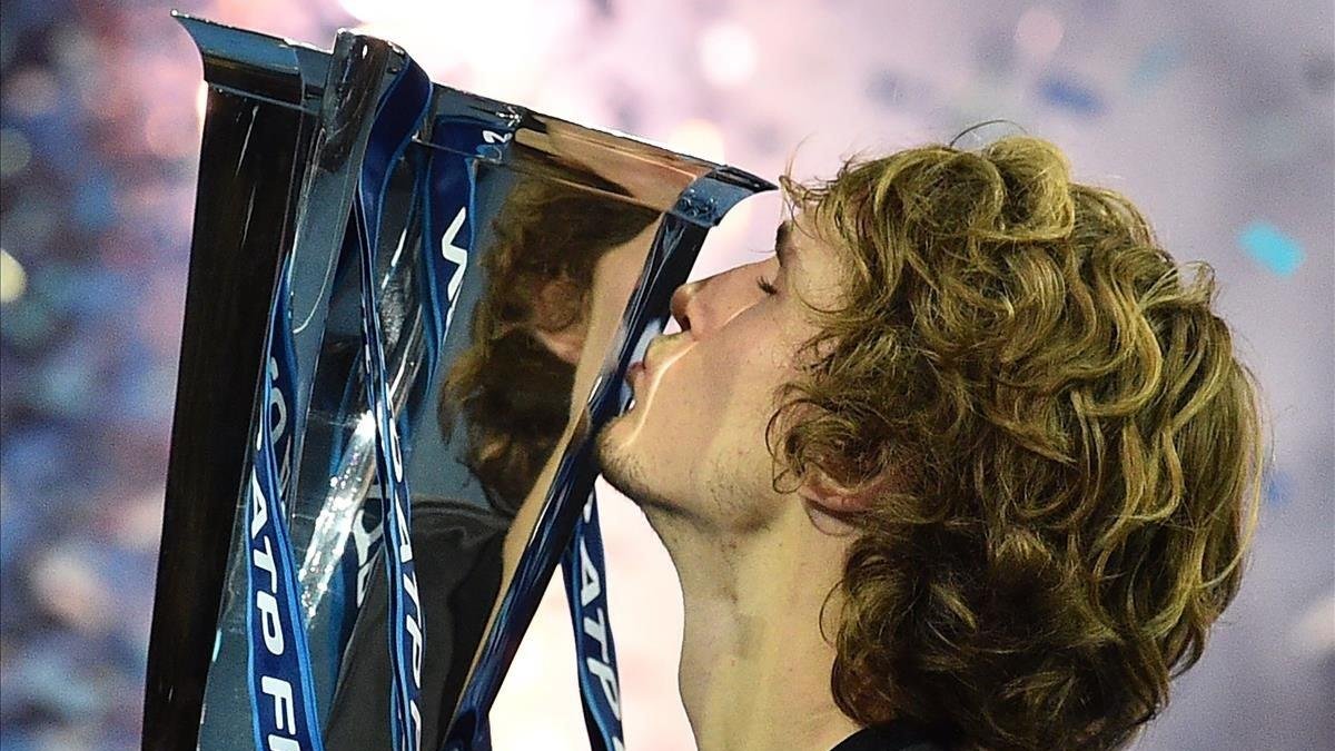 Zverev besa el trofeo de la Copa de Maestros que conquistó en la final ante Djokovic-AFP