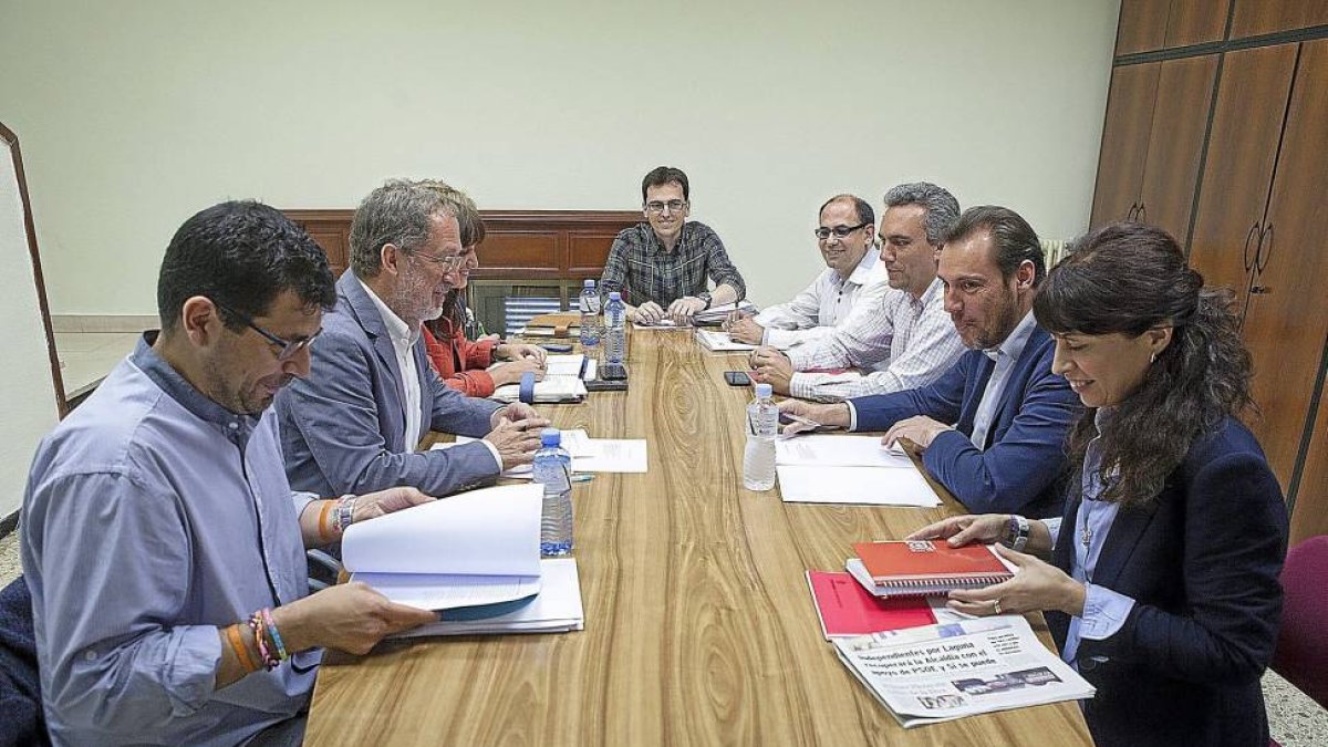 Reunión entre los grupos municipales de Valladolid Toma La Palabra y el PSOE.-José C. Castillo