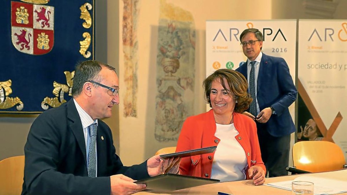 María Josefa García Cirac y Daniel Miguel firman un convenio para convocar el Premio Internacional de Patrimonio.-ICAL