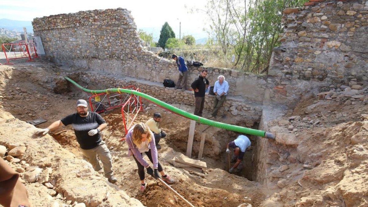 Miembros de la Asociación para la Recuperación de la Memoria Histórica, ARMH, prosiguen con los trabajos en el antiguo cementerio de Ponferrada, en busca de posibles más restos de represaliados de la Guerra Civil-César Sánchez / ICAL