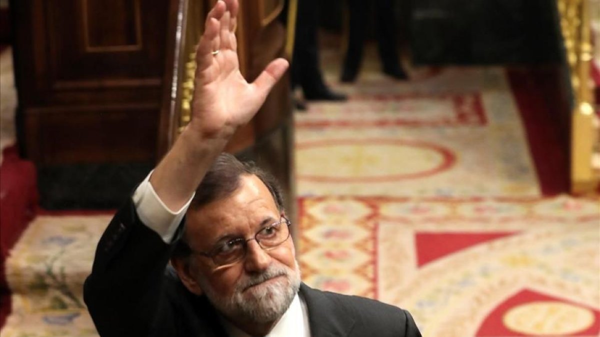 Rajoy, en el hemiciclo, tras el debate de la sesión matutina. / EFE / JJ GUILLEN-Rajoy, en el hemiciclo, tras el debate de la sesión matutina. / EFE / JJ GUILLEN
