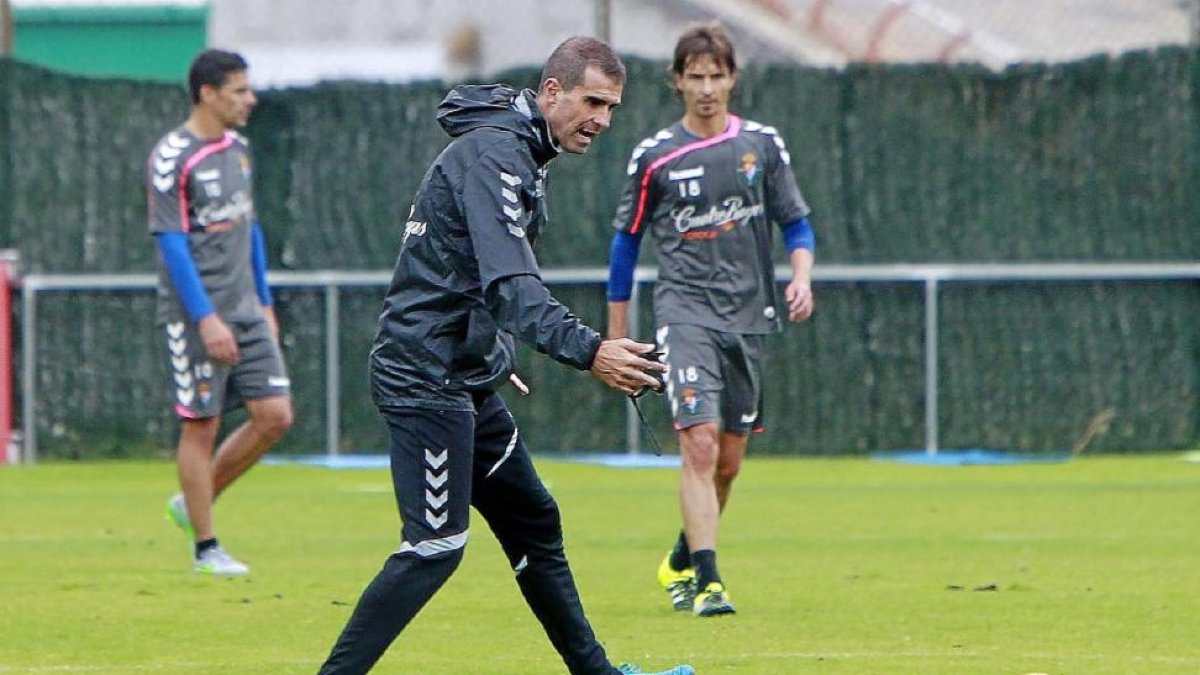 Garitano, ante los capitanes Rubio (d.) y Óscar, durante el entrenamiento-J.M. Lostau