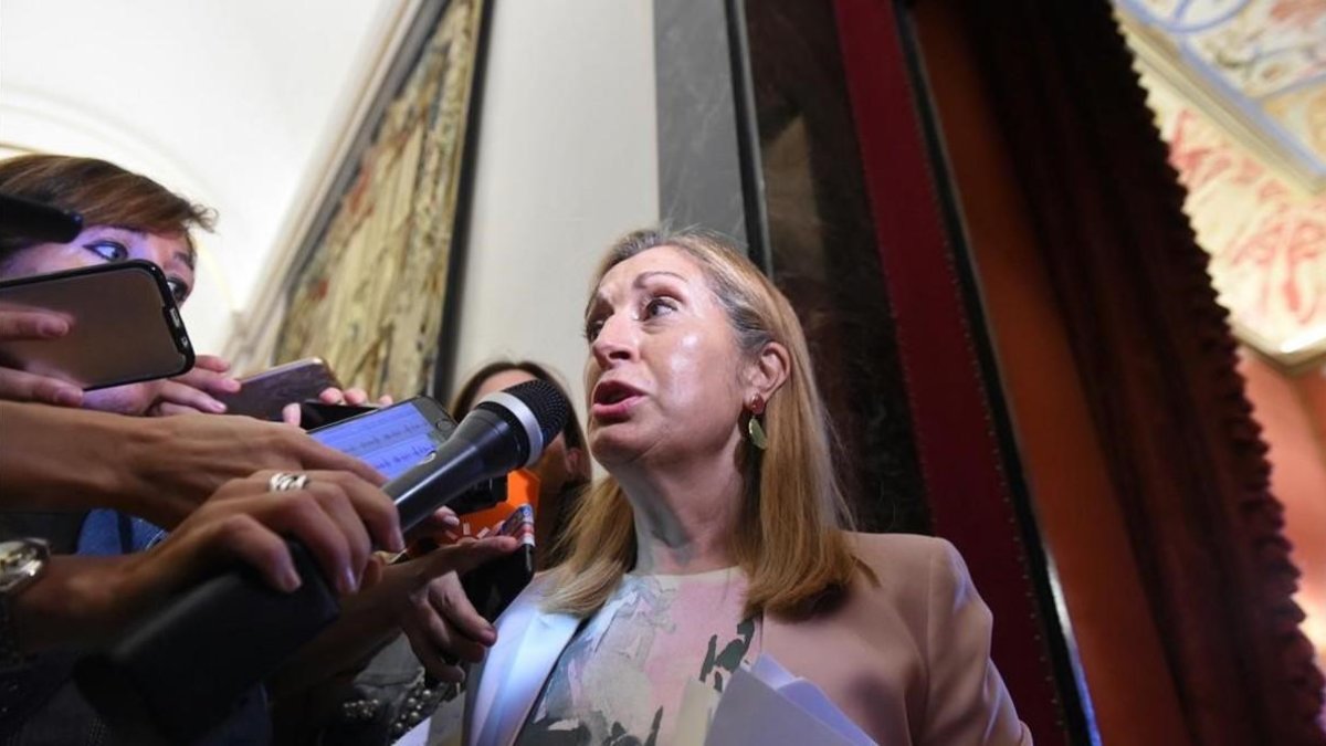 Ana Pastor, este lunes en el Congreso de los Diputados.-EFE / FERNANDO VILLAR