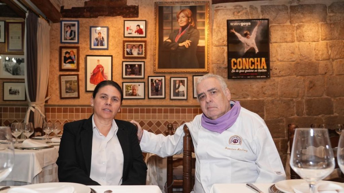 Teresa Rodríguez y Francisco Martínez, gerentes de La Criolla, en el comedor dedicado a Concha Velasco. -J.M. LOSTAU