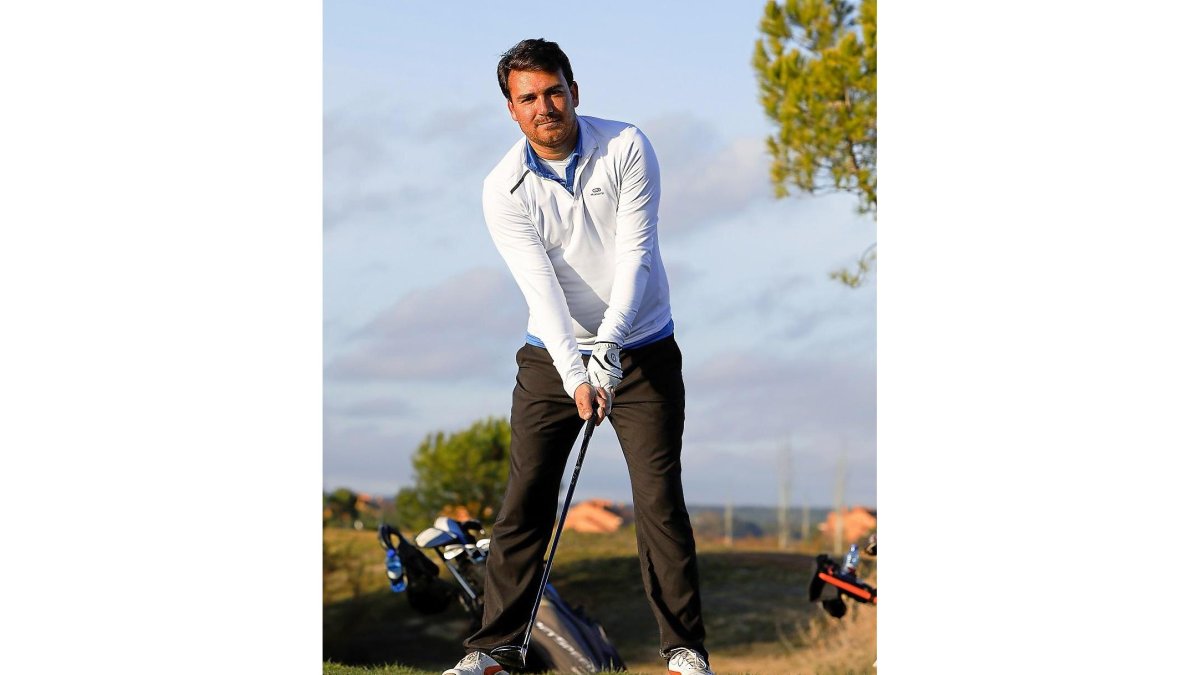 El golfista vallisoletano Rubén Calvo se prepara para golpear la bola en el tee del campo de Aldeamayor, en el que entrena.-J.M. LOSTAU