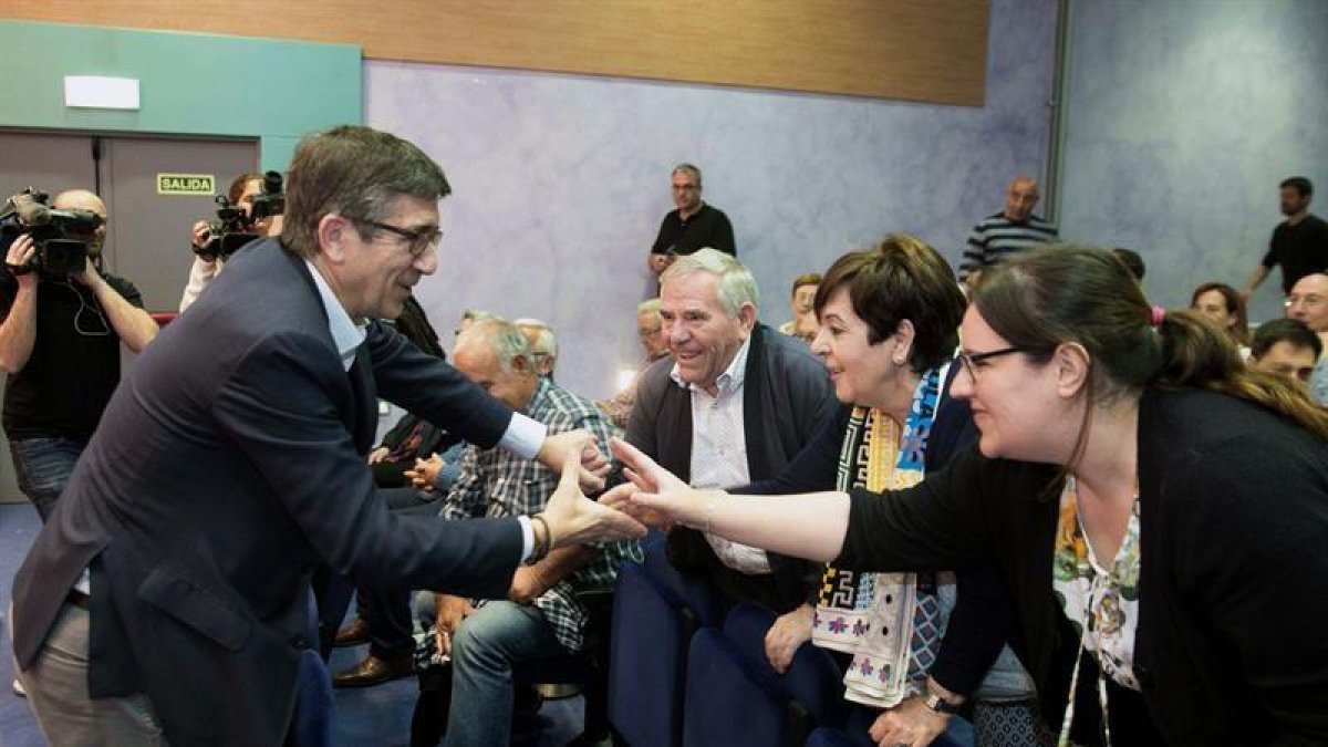 El candidato a la secretaría general del PSOE y exlehendakari, Patxi López (i) saluda sus simpatizantes al inicio de un acto de campaña celebrado hoy en Zaragoza.-EFE