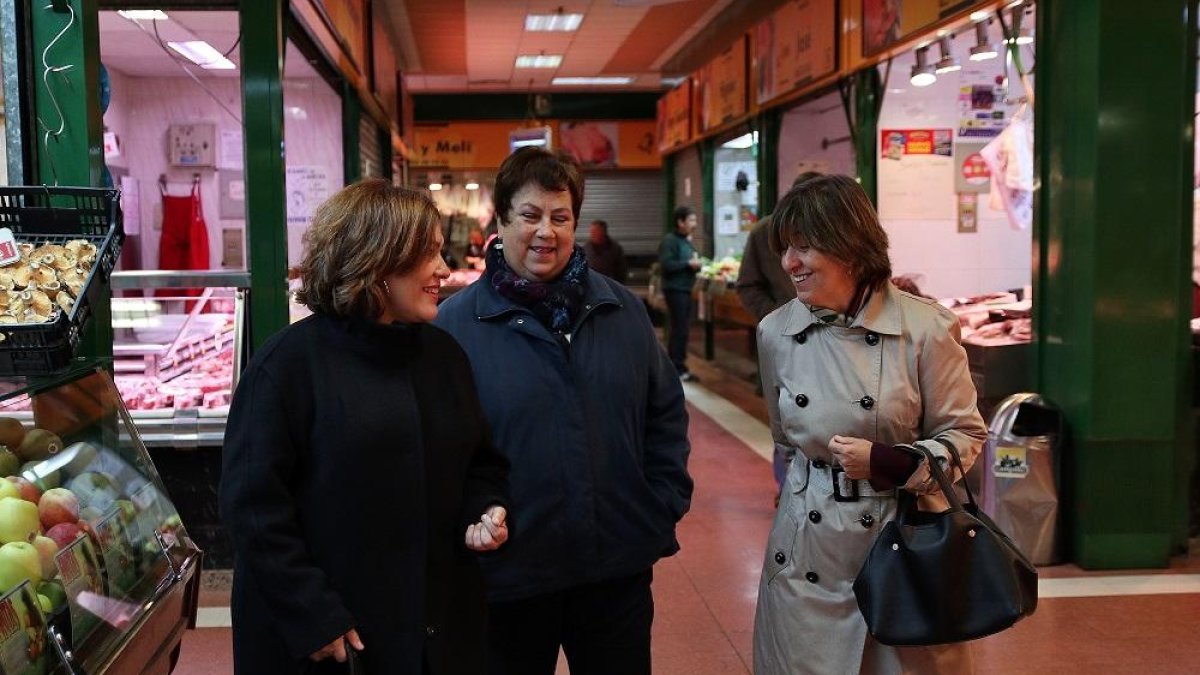 La concejala Rosario Chávez, izquierda, durante la visita al mercado del Campillo.-E.M.