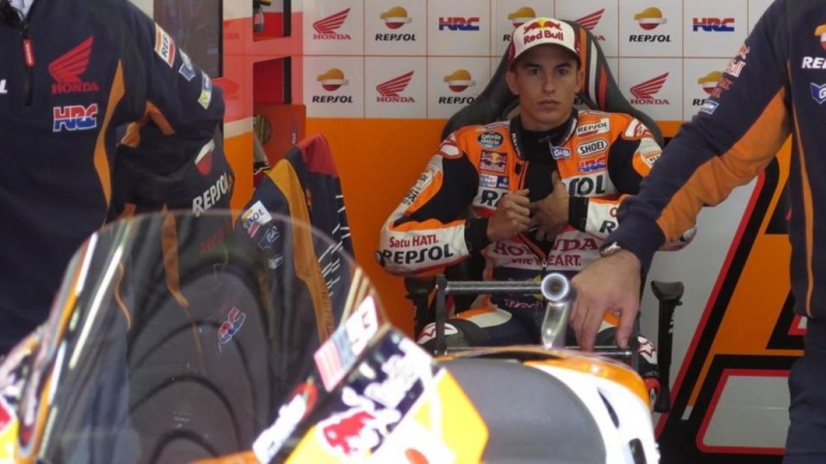 Marc Márquez, en su box de Spielberg (Austria), tras regresar del hospital de Loeben.-EMILIO PÉREZ DE ROZAS / Enviado especial