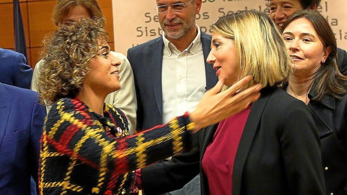 Alicia García saludando a la ministra de Sanidad y Servicios Sociales, Dolors Montserrat.-ICAL