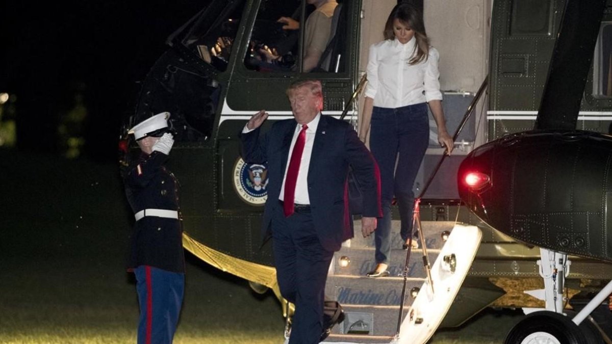 Trump y su esposa Melania llegan a la Casa Blanca en el helicóptero que les trajo de la base Andrews.-ANDREW HAWKIN