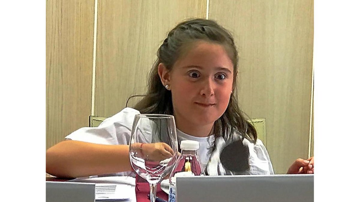 María Arias, tras degustar el postre ‘Piruleta de Chocolate’.-E.M.