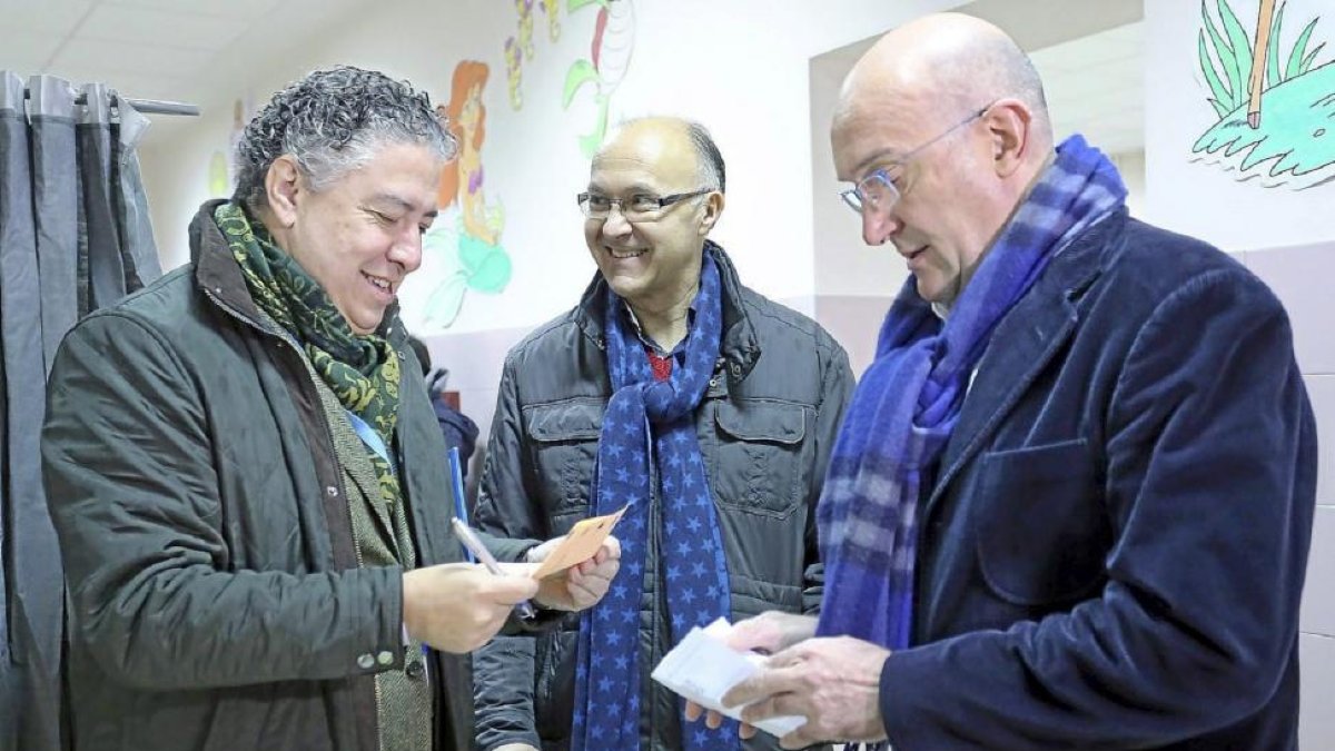 Tomás Burgos, acompañado en el colegio electoral por Ramiro Ruiz Medrano y Jesús Julio Carnero.-Ical