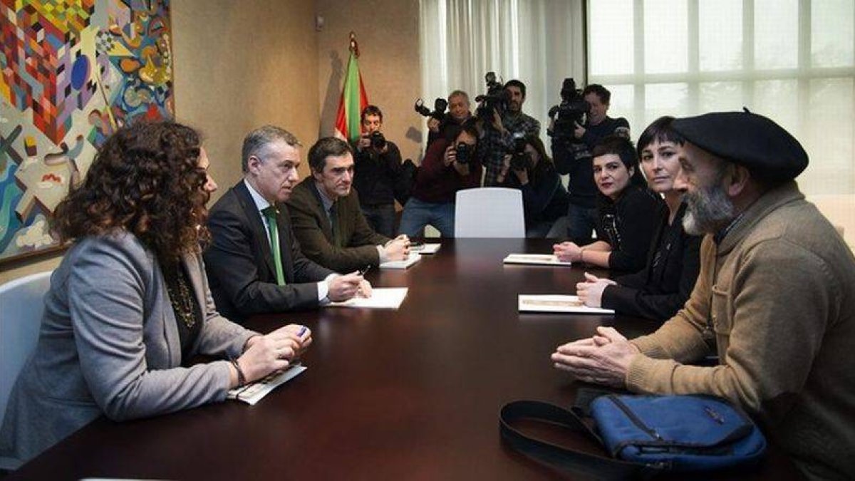 El lendakari Iñigo Urkullu recibe, este miércoles, a familiares de los presos de ETA.-Foto: EFE / ADRIÁN RUIZ DE HIERRO