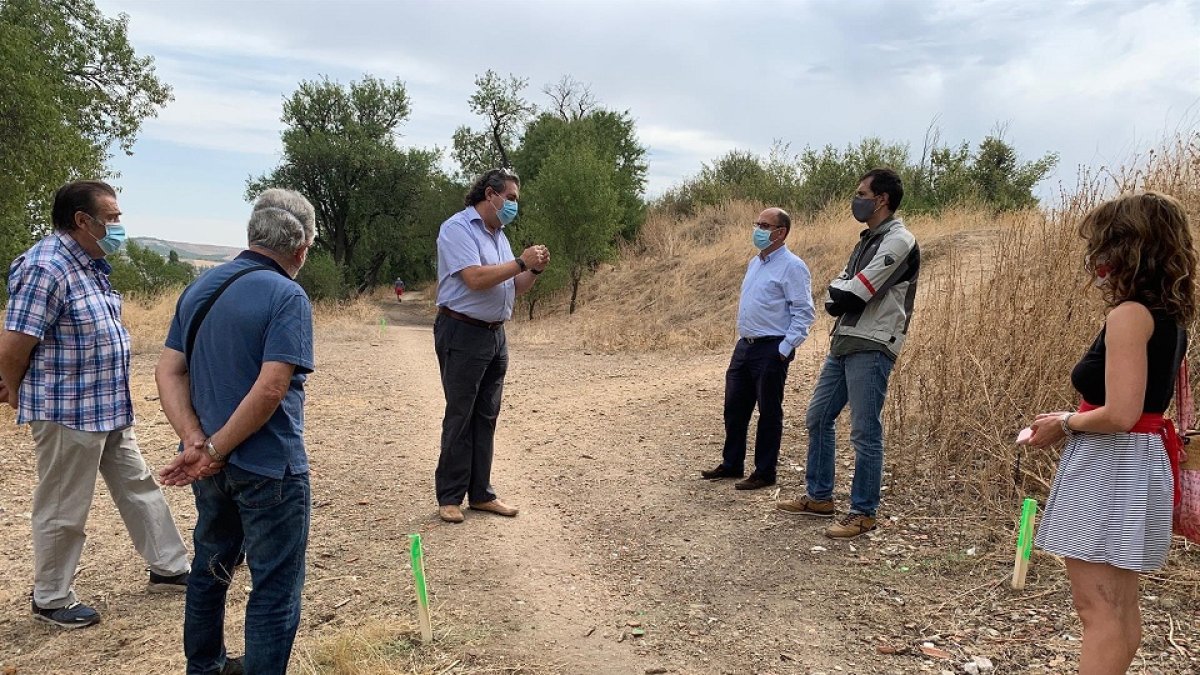Visita del concejal Luis Vélez, acompañado de representantes vecinales, en el parque El Tomillo. - AYUNTAMIENTO DE VALLADOLID