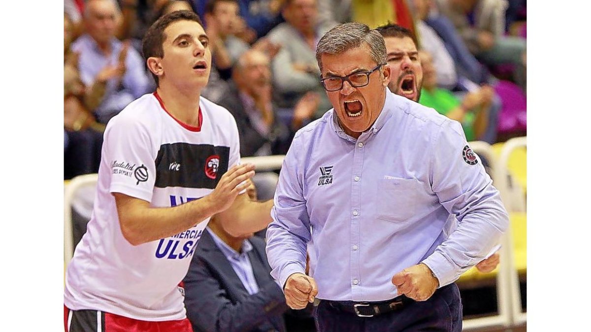 Paco García celebra con rabia una acción ante el Gandía.-J. M. LOSTAU