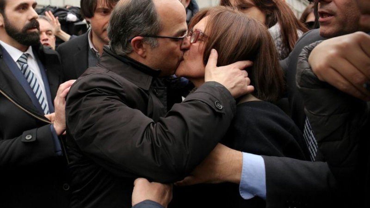 Jordi Turull se despide de su esposa antes de entrar en el Supremo, el pasado 23 de marzo.-JOSE LUIS ROCA