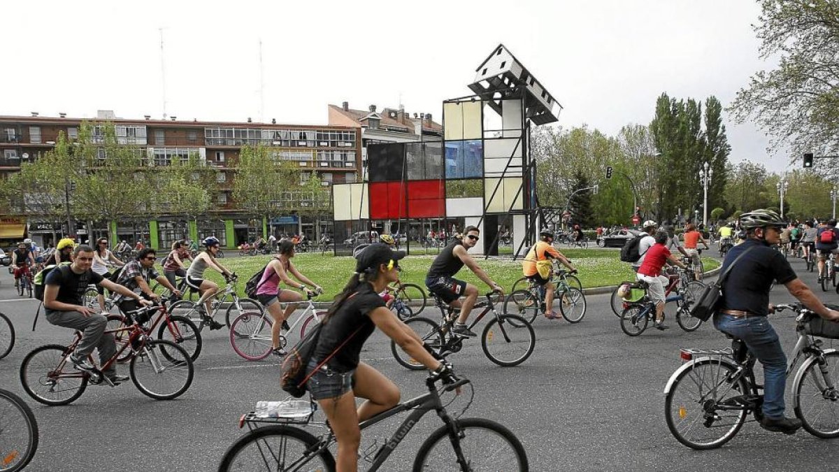 Aficionados a la bicicleta recorren el barrio de La Rubia durante una marcha.-ICAL