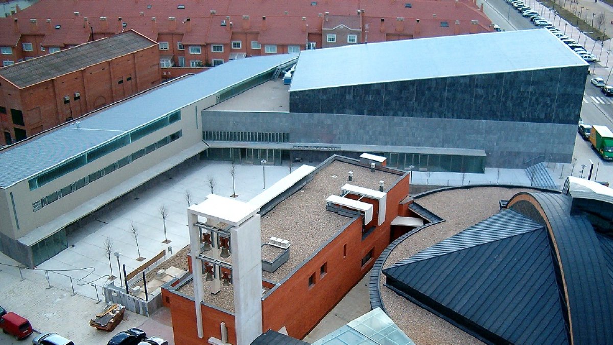 Edificio en forma de 'L' de la Casa de las Artes de Laguna, junto a la iglesia parroquial del barrio de Torrelago, en Laguna de Duero. Horizontal