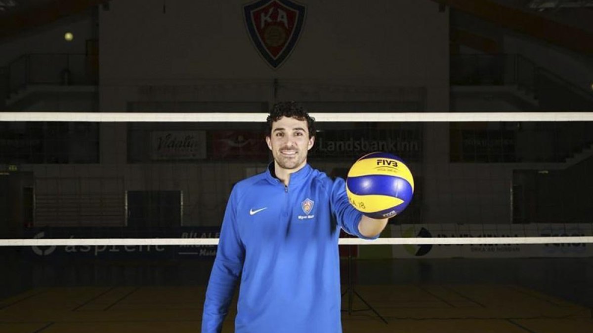 Miguel Mateo posando con un balón en el polideportivo de su club.-E.M.