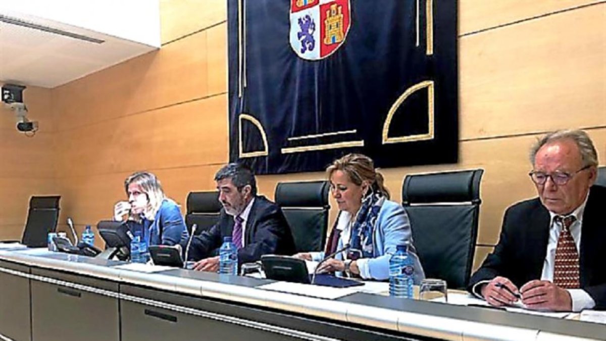 Fernández, Mitadiel y Valdeón, ayer, en las Cortes.-EUROPA PRESS