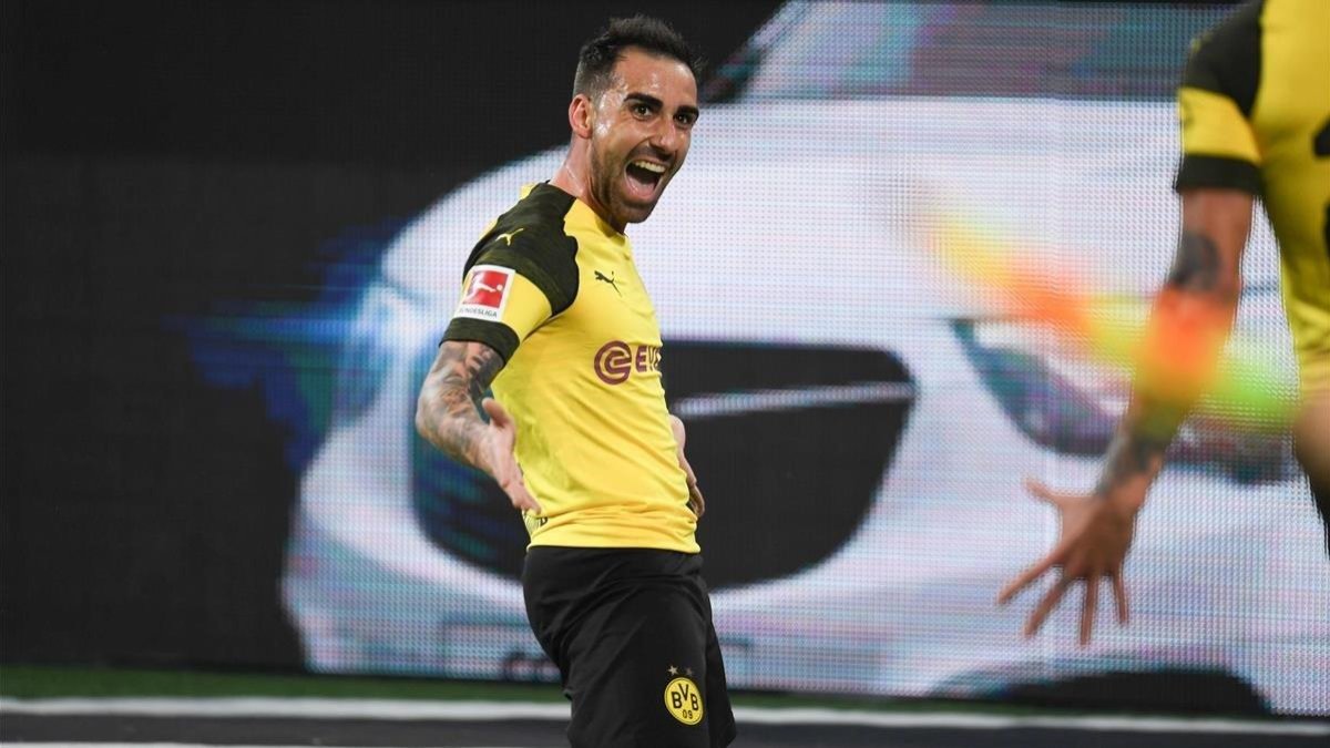 Alcácer celebra el gol que marcó al Bayern Múnich.-AFP / PATRIK STOLLARZ