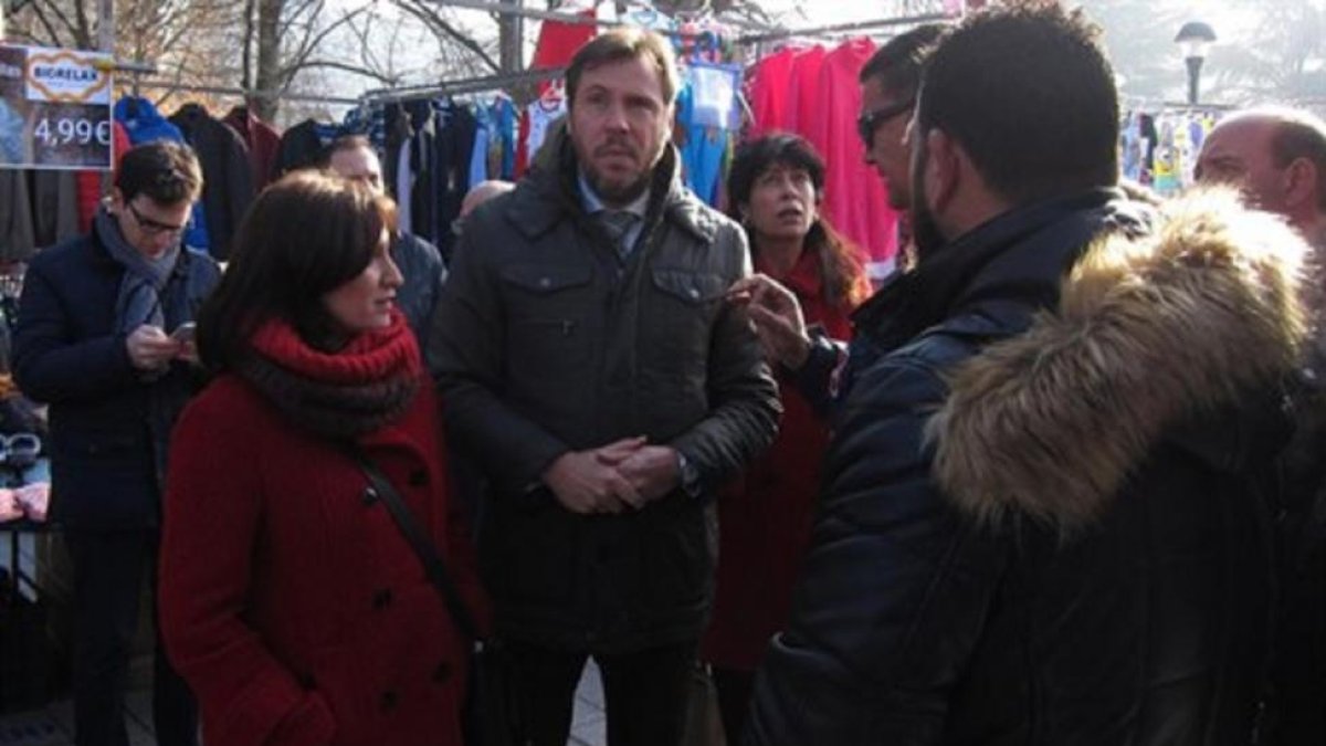 El alcalde Óscar Puente, visita el mercadillo de Moreras.-EUROPA PRESS