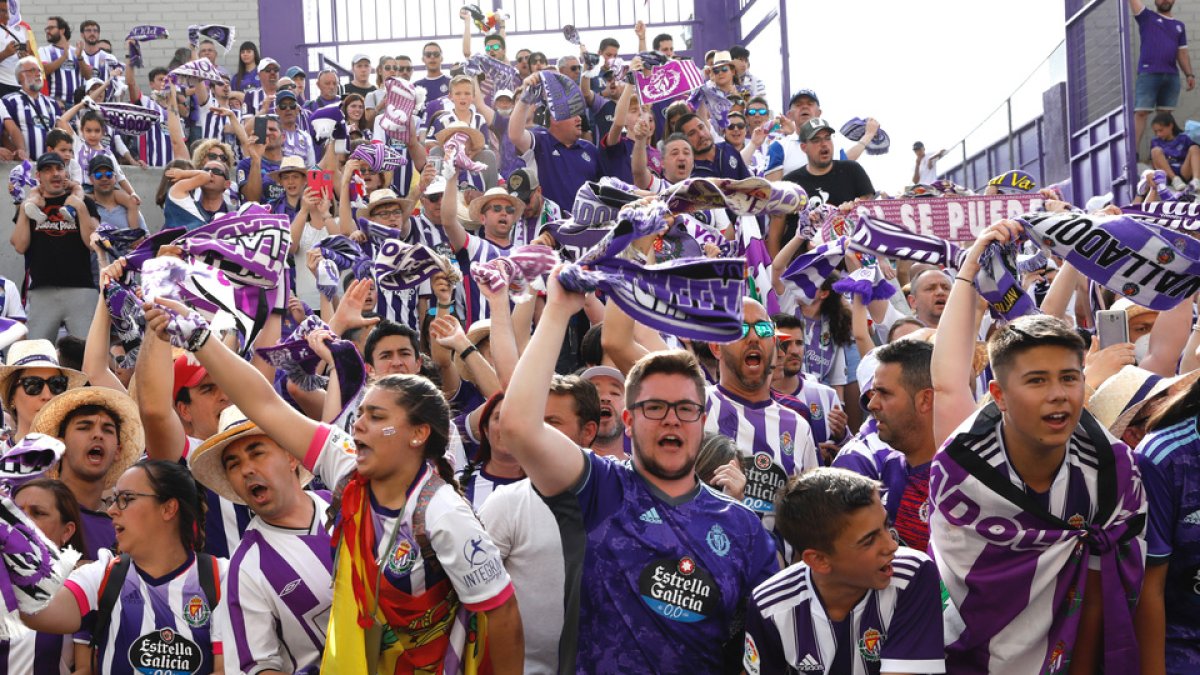 Afición antes de la llegada a Zorrilla. / LOSTAU