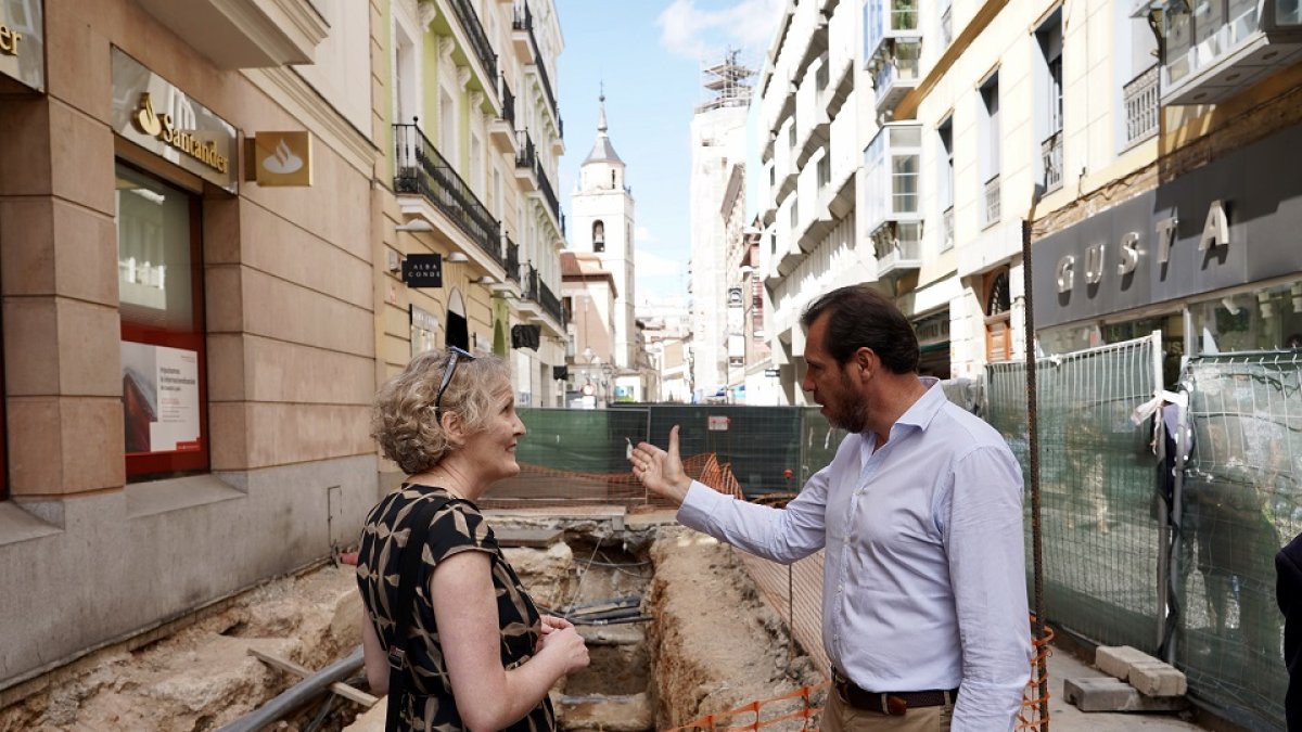 El alcalde y la embajadora de Irlanda visitan las excavaciones. ICAL