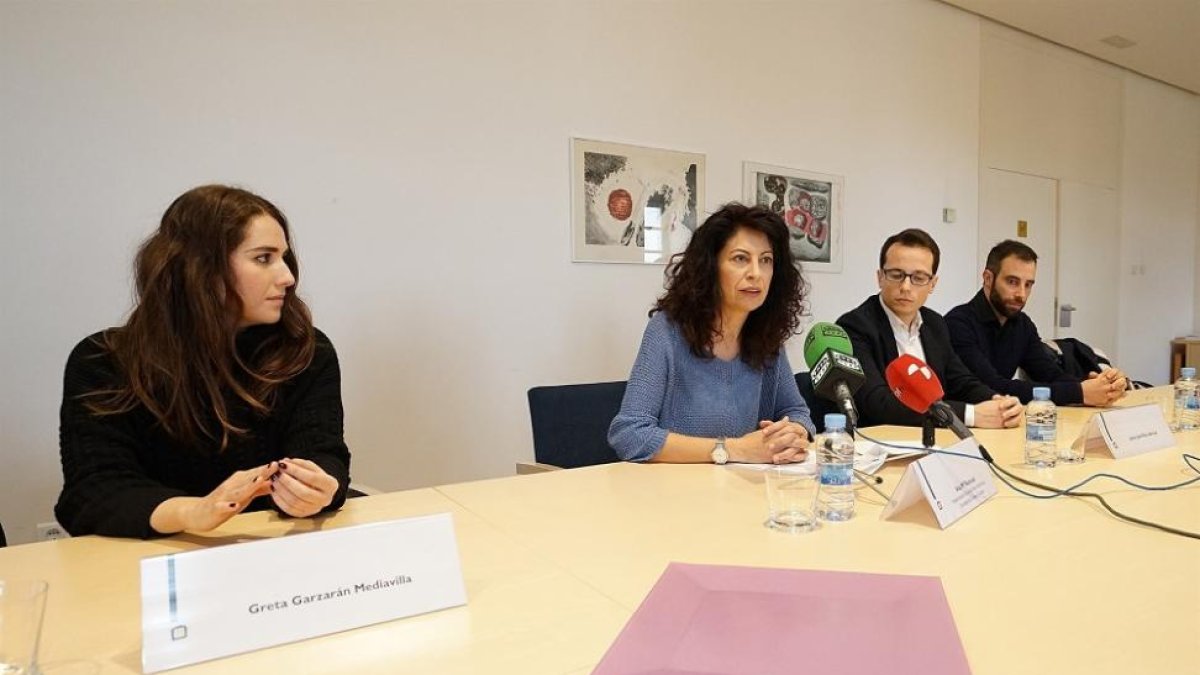 Ana Redondo junto a los becados.-EUROPA PRESS