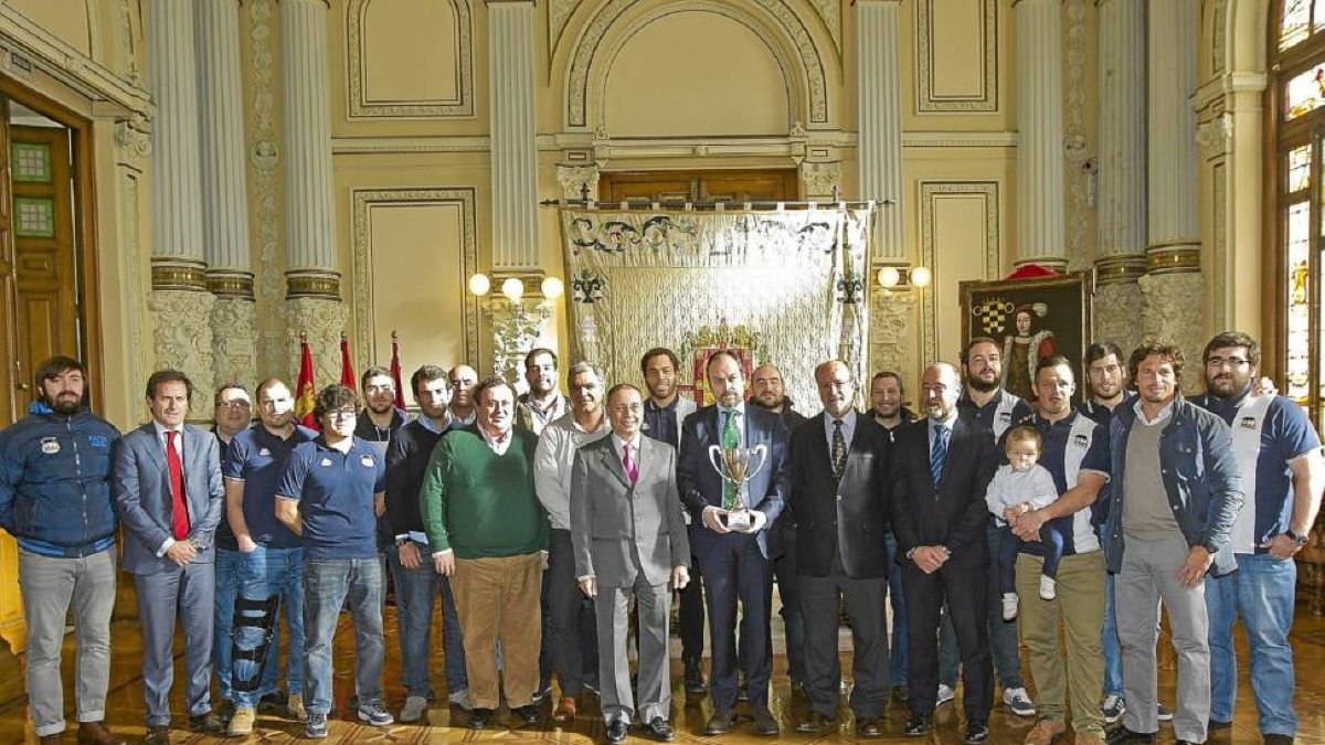El alcalde recibe a los jugadores del VRAC Quesos Entrepinares-J.M.Lostau