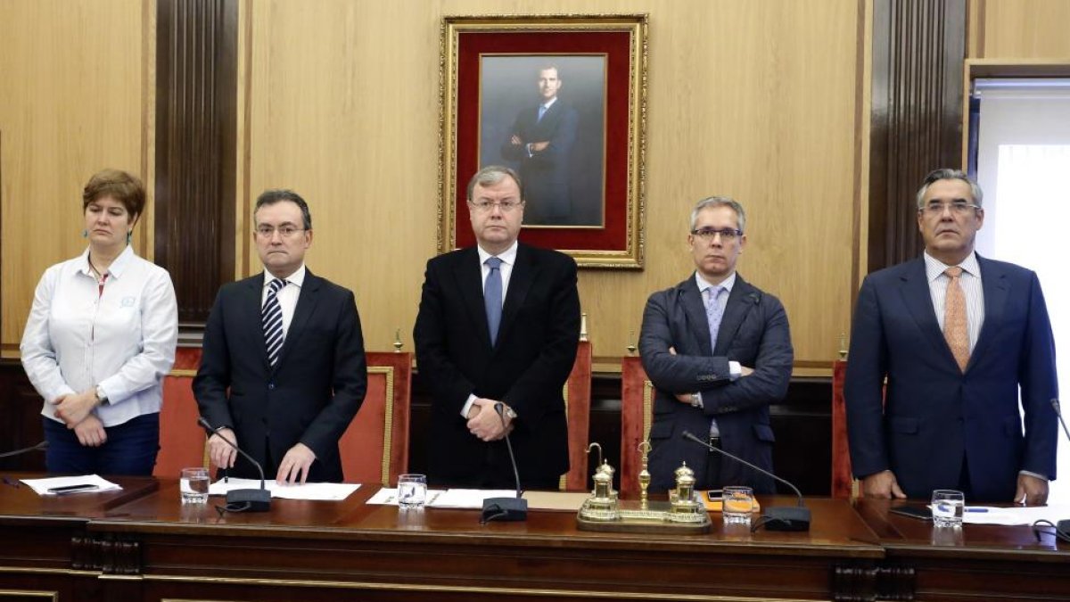 El alcalde de León, Antonio Silván, preside el Pleno Ordinario del Ayuntamiento de la capital-ICAL