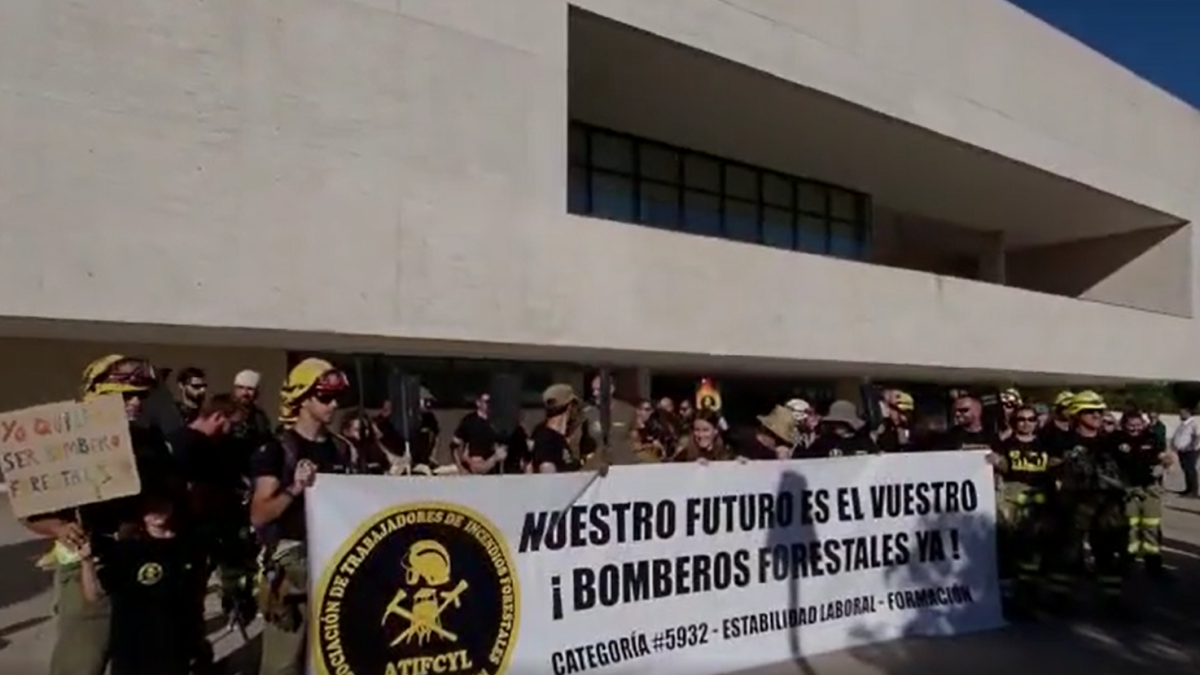 Los bomberos forestales avisan de que continuarán con las protestas hasta que Castilla y León cuente con un operativo de calidad. PHOTOGENIC
