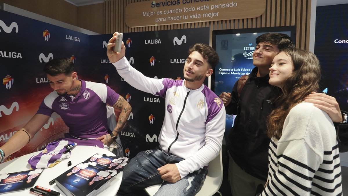 Luis Pérez y Raúl Moro firman en la tienda de MOVISTAR en la Calle Santiago. Photogenic/Miguel Ángel Santos