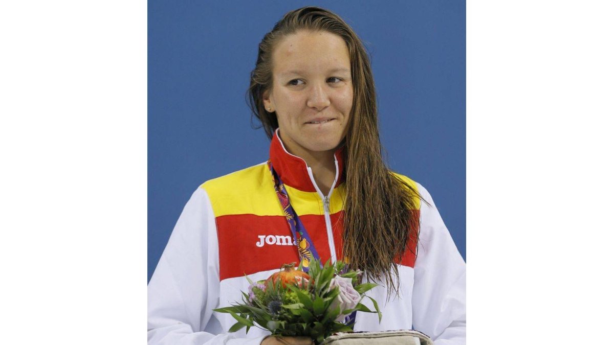 La española Marina Castro Atalaya posa en el podio tras haber conseguido la medalla de bronce en la prueba de 800 metros libres de natación.-Foto: EFE