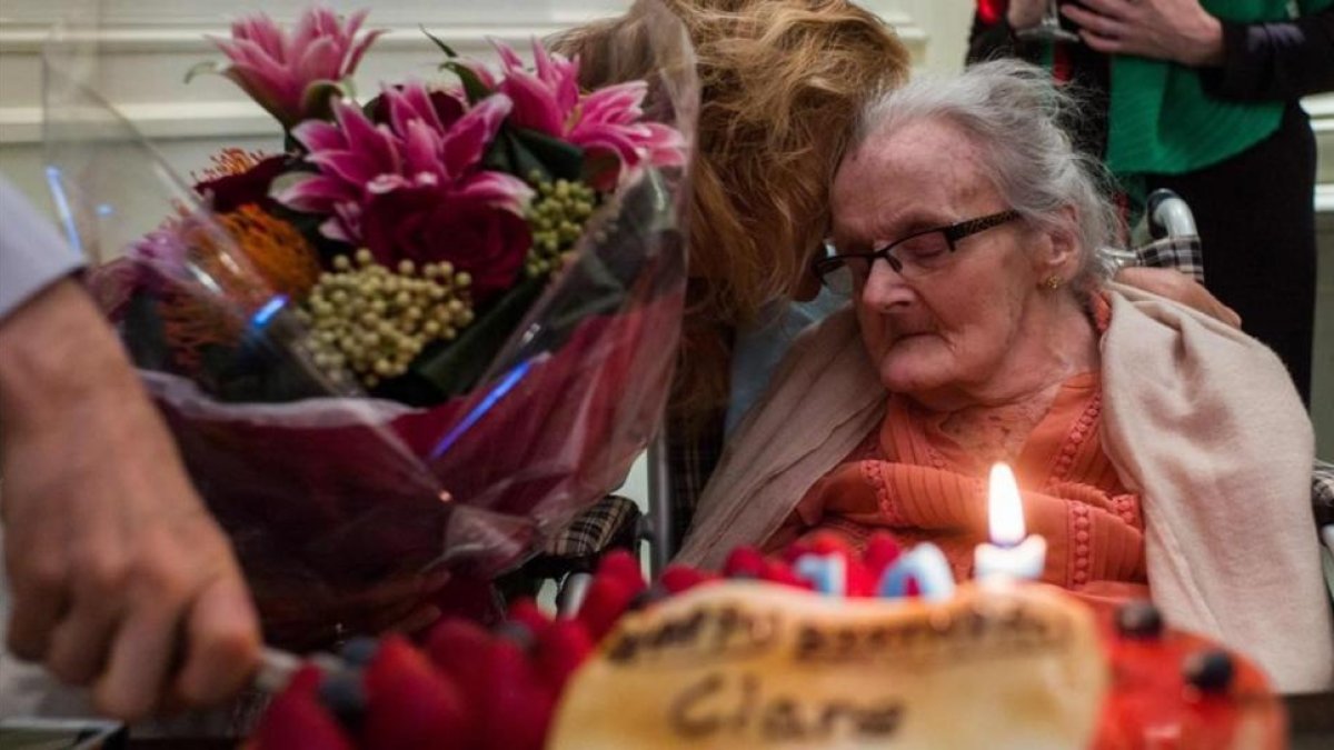 La periodista Clare Hollingworth el día que cumplió 105 años de edad.-AFP / ANTHONY WALLACE