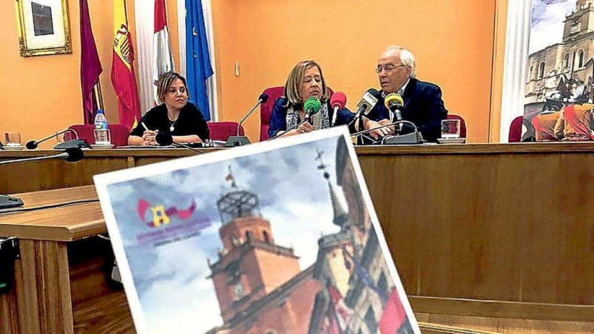 Acto de presentación de la nueva tarjeta postal de Correos en Medina del Campo.-E. M.