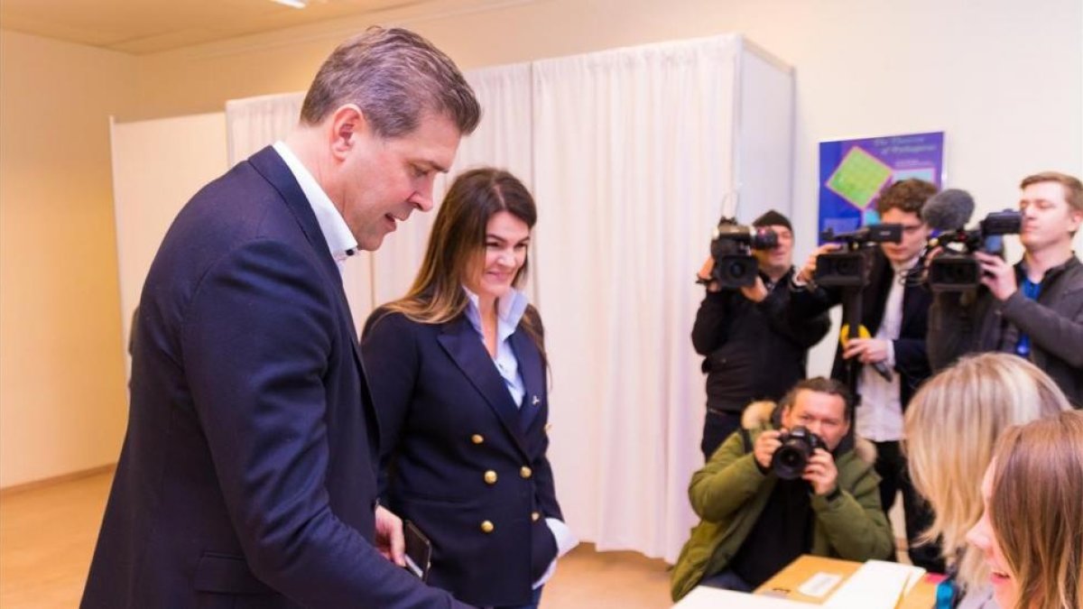 El primer ministro de Islandia y líder del Partido de la Independencia junto a su mujer en el momento de votar.-EFE / BIRGIR THOR HARDARSON