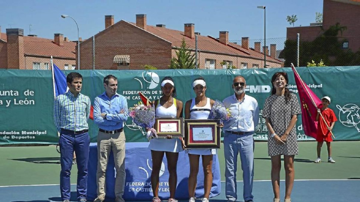Las finalistas, con el presidente Territorial, autoridades y patrocinadores.-E.M