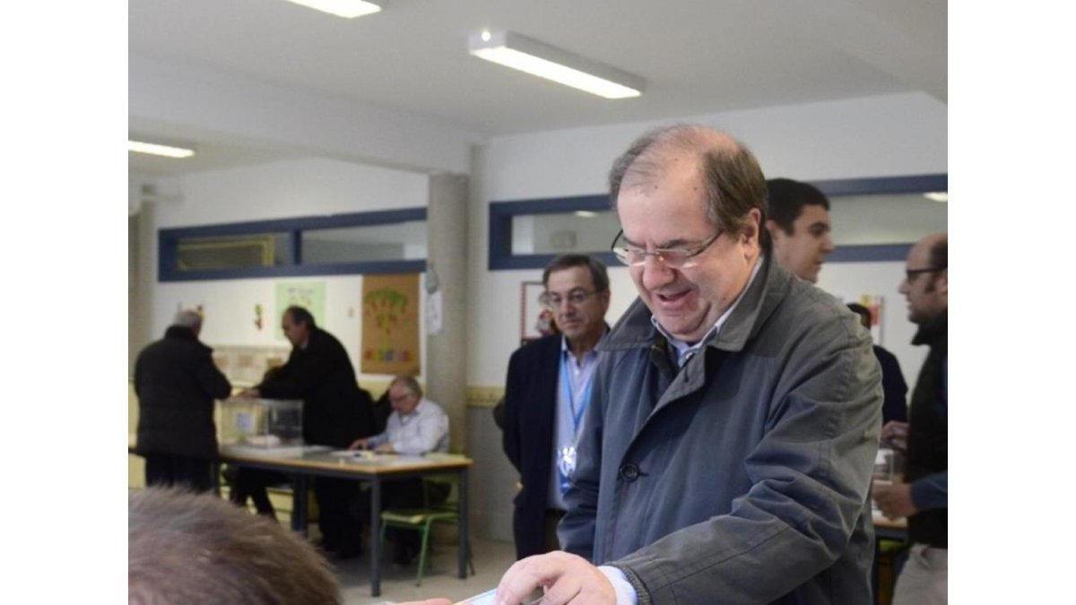 El presidente de la Junta de Castilla y León, Juan Vicente Herrera acudió a votar a primera hora en Burgos-ICAL