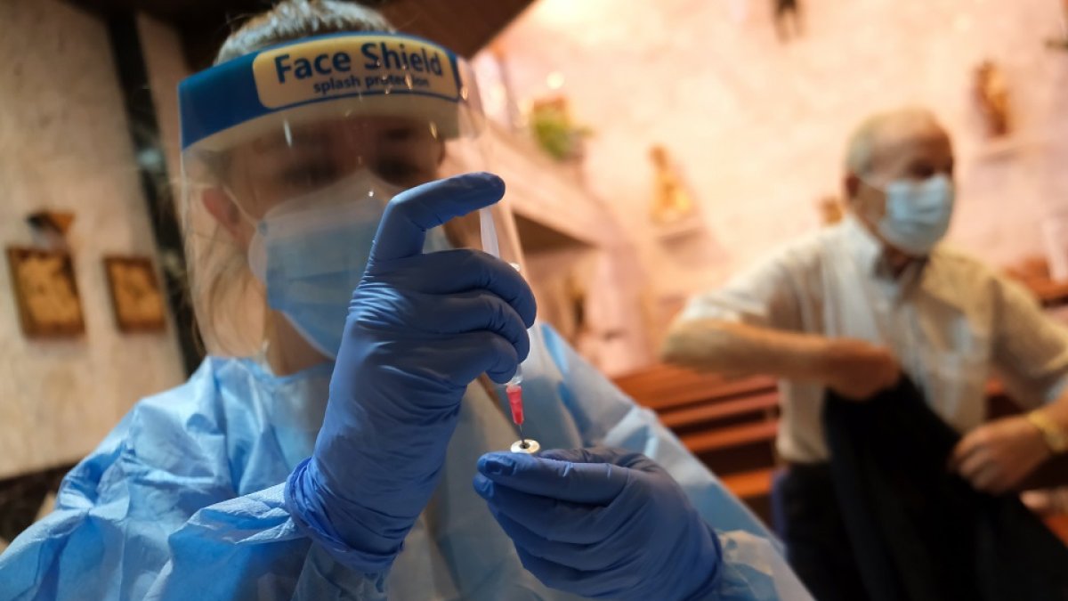 Inicio del primer ciclo de vacunación frente al Covid-19. - E.M.